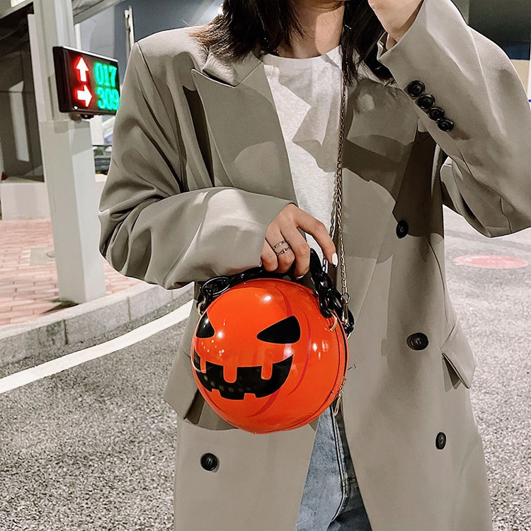 Pumpkin chain bag display