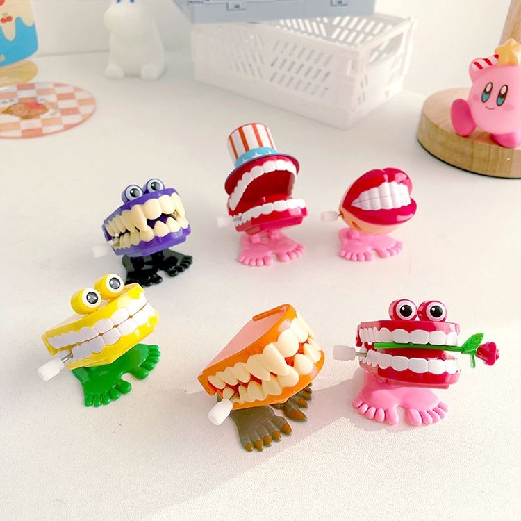Small teeth wind up toy